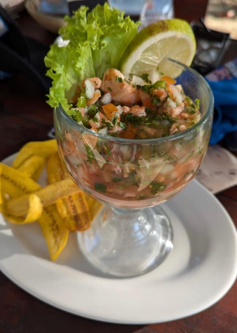 Ceviche servido en copa con limón