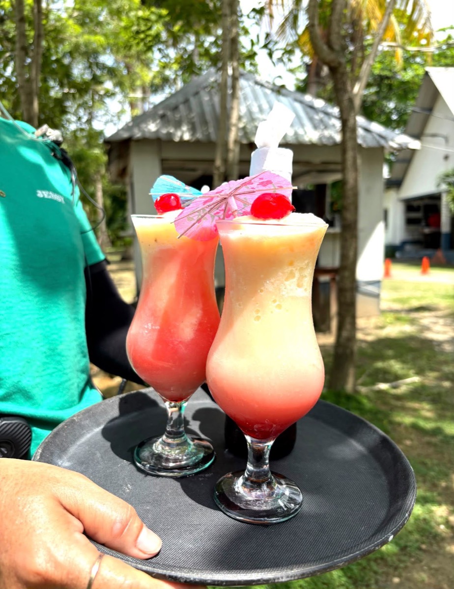 Cócteles servidos en bandeja