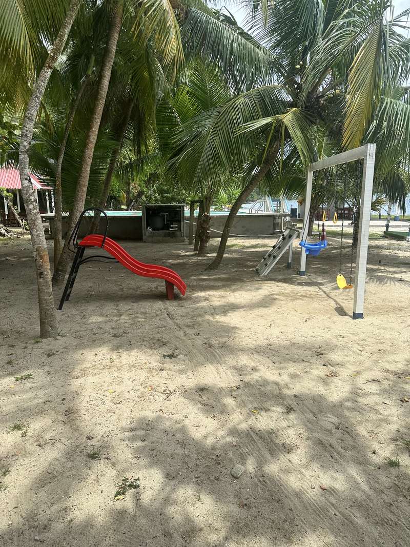 Área de juegos y piscina en El Lechón Playero, Omoa