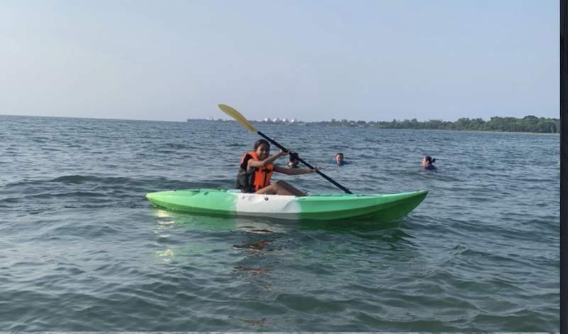 Kayaks frente a la playa en El Lechón Playero, Omoa