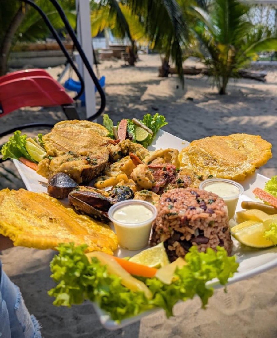 Mariscada servida frente a la playa