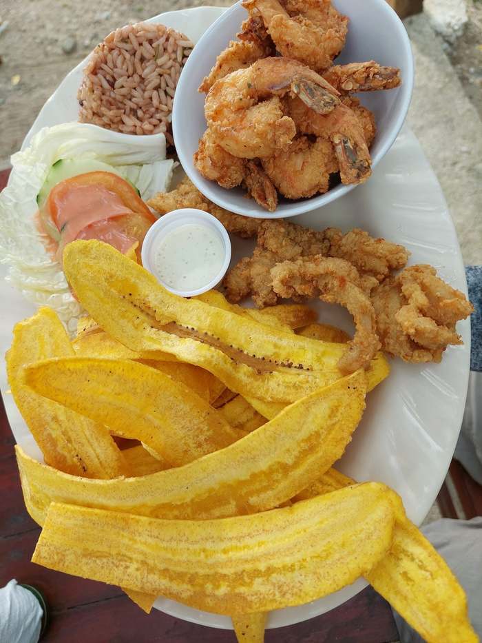 Camarón al gusto con rice and beans y tajadas, Omoa