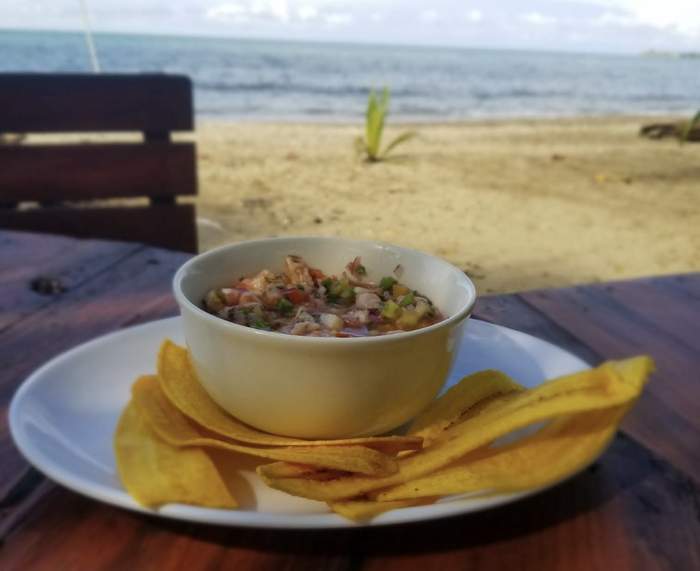 Ceviche mixto de caracol y camarón en El Lechón Playero