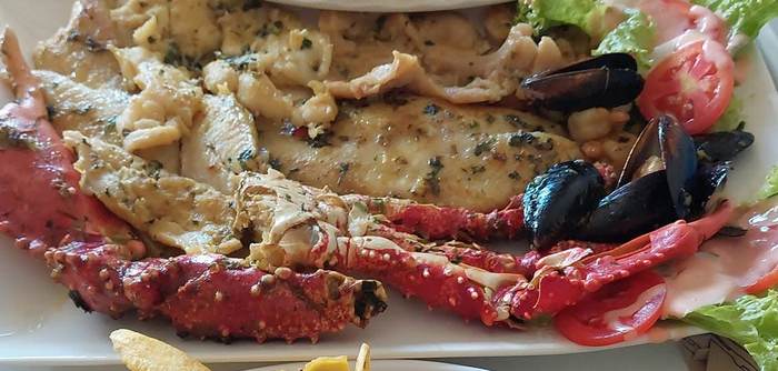 Mariscada con camarón, caracol y king crab en El Lechón Playero